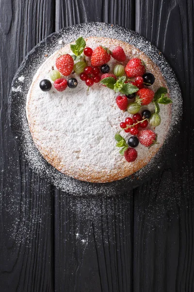 Versgebakken Vakantie Victoria Sandwich Taart Met Bessen Mint Close Tafel — Stockfoto