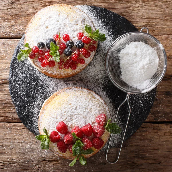 Mini Bolo Sanduíche Com Groselha Preta Vermelha Framboesa Hortelã Closeup — Fotografia de Stock