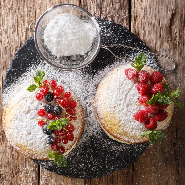 Victoria çıplak pasta siyah frenk üzümü ve Frenk üzümü ve nane closeup tablo ile dekore edilmiştir. abov üzerinden üstten görünüm