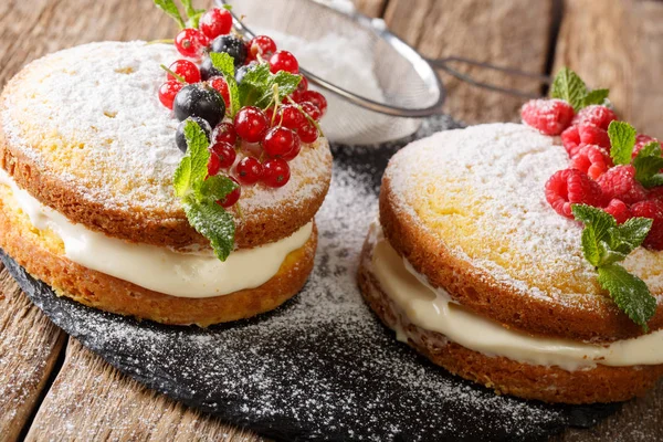 Mini Broodje Cake Met Zwarte Rode Bessen Framboos Mint Close — Stockfoto