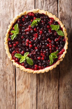 pasta açmak ile yaz meyveleri dekore edilmiştir bir tabloda bir pişirme çanağı nane yakın ile. abov gelen dikey üstten görünüm