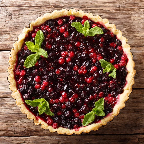 Yaz tatlı: frenk üzümü çilek, yaban mersini ve kızılcık yakın çekim bir pişirme çanağı bir tablo içinde ile tart. abov üzerinden üstten görünüm