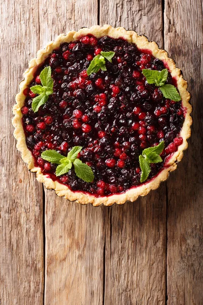 pasta açmak ile yaz meyveleri dekore edilmiştir bir tabloda bir pişirme çanağı nane yakın ile. abov gelen dikey üstten görünüm