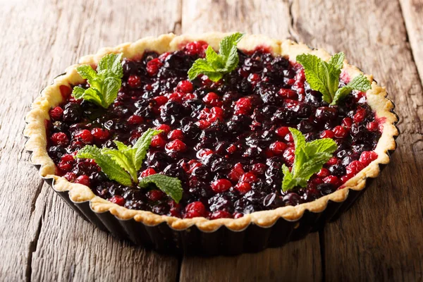 güzel yaz tatlı tart ile frenk üzümü çilek, yaban mersini ve kızılcık yakın çekim bir pişirme çanağı bir tablo içinde. Horizonta