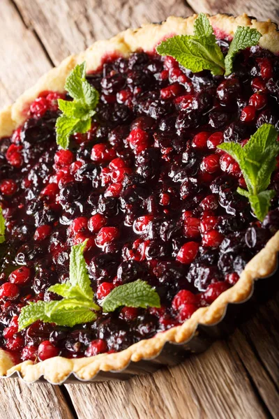 Summer tart with currant berries, cranberries and blueberries is — Stock Photo, Image