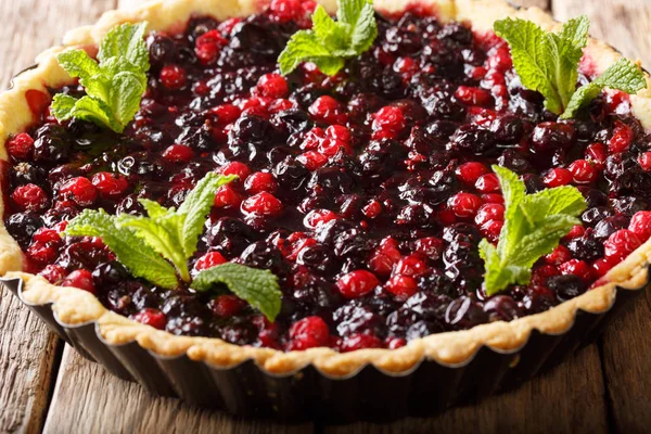 pasta açmak ile yaz meyveleri dekore edilmiştir yakın nane ile-