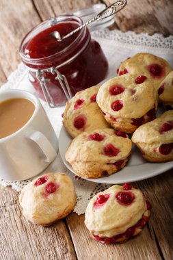 Lezzetli aplikler bisküvi kırmızı kuş üzümü ile süt ve reçel yakın çekim tablo ile çay ile servis edilir. Vertica
