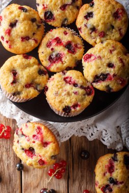 Berry muffin siyah ve kırmızı frenk üzümü yakın çekim tablosundaki ile. Abov gelen dikey üstten görünüm