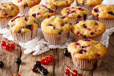 Yaz tatlı: kekler masanın üzerinde kuş üzümü yakın çekim berry karışımı ile. Horizonta