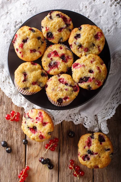 Yaz tatlı: kekler masanın üzerinde kuş üzümü yakın çekim berry karışımı ile. Abov gelen dikey üstten görünüm