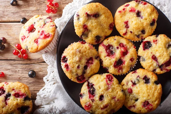 Berry muffin siyah ve kırmızı frenk üzümü yakın çekim tablosundaki ile. abov üzerinden yatay üstten görünüm