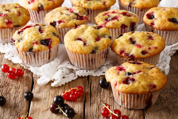 Yaz tatlı: kekler masanın üzerinde kuş üzümü yakın çekim berry karışımı ile. Horizonta