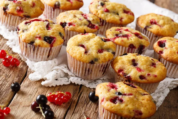 Deliziosi Muffin Biologici Con Primo Piano Mix Bacche Sul Tavolo — Foto Stock