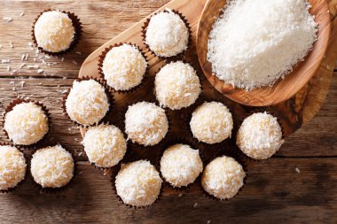 Ev yapımı Brezilyalı tatlılar beijinhos de coco ile yoğunlaştırılmış süt yakın çekim bir tablo. abov üzerinden yatay üstten görünüm