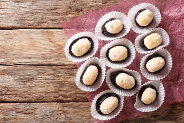 Brezilyalı tatlı tatlılar Olho de sogra yoğunlaştırılmış süt, Kuru erik ve Hindistan cevizi yakın çekim bir tablo. Abov üzerinden yatay üstten görünüm