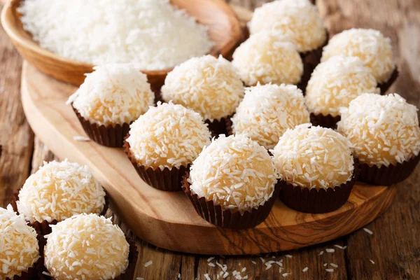 Köstliche Brasilianische Beijinhos Coco Bonbons Mit Kondensmilch Und Kokosnuss Großaufnahme — Stockfoto