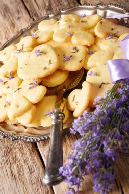 Lavanta çerezleri yakın çekim bir tabloda bir tabakta Fransız. Vertica