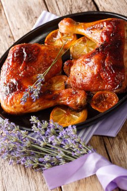 Fransız gıda: tavuk budu lavanta bal ve limon yakın çekim masaya bir tabak ile pişmiş. Vertica