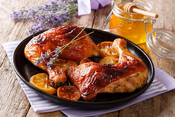 Nourriture Française Quartiers Frits Cuisses Poulet Miel Lavande Épices Citron — Photo