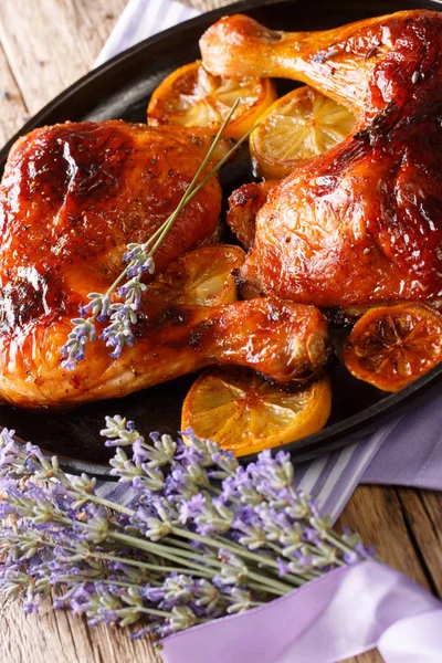 Lavanta bal ve limon yakın çekim bir plaka üzerinde bir tablo ile pişmiş tavuk budu. Vertica