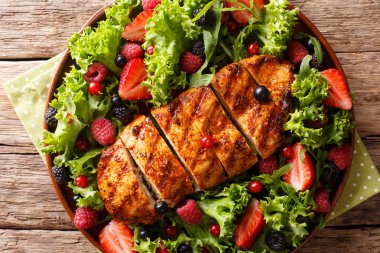 ızgara tavuk yaz meyveleri ve marul yakın çekim tablo ile devam eder. Paleo gıda. abov üzerinden yatay üstten görünüm