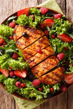 ızgara tavuk yaz meyveleri ve marul yakın çekim ile servis 