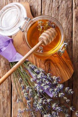 bir tablo bir cam kavanoz yakın çekim güzel kokulu taze lavanta tatlım. Abov gelen dikey üstten görünüm