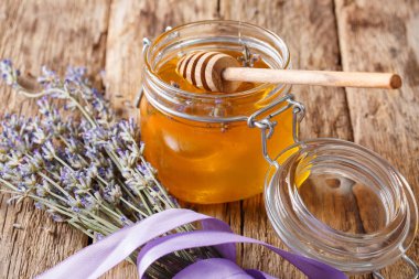 Bir tablo bir cam kavanoz yakın çekim lavanta çiçeği bal. Horizo