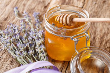 Cam kavanoz yakın çekim lavanta sıvı bal. Yatay