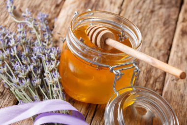 Bir cam kavanoz ve çiçekler yakın çekim taze lavanta tatlım. Horizo