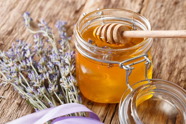 Cam kavanoz yakın çekim lavanta sıvı bal. Yatay