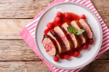 Frambuaz sos ve nane masaya bir tabak lezzetli tatlım ördek göğsü. Festival gıda. abov üzerinden yatay üstten görünüm