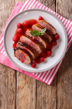 Frambuaz sos ve nane masaya bir tabak lezzetli tatlım ördek göğsü. Festival gıda. Abov gelen dikey üstten görünüm