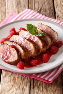 Lezzetli tatlım ördek göğsü frambuaz sos ve nane bir plaka üzerinde