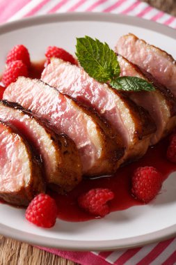 doğal gıda: kızarmış ördek göğsü hizmet ile taze ahududu sauc