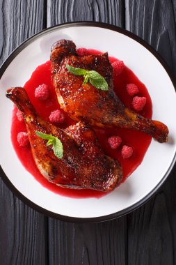 Kızarmış ördek bacak frambuaz sos ile nane closeup ile dekore edilmiştir. 