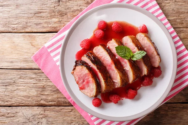 Frambuaz sos ve nane masaya bir tabak lezzetli tatlım ördek göğsü. Festival gıda. abov üzerinden yatay üstten görünüm