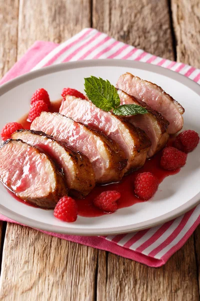 Lezzetli tatlım ördek göğsü frambuaz sos ve nane bir plaka üzerinde