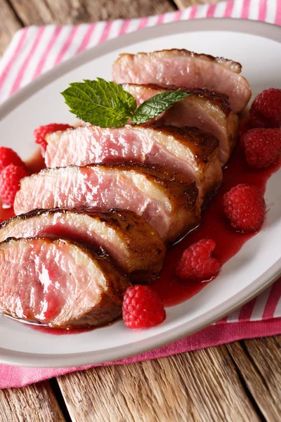 Poitrine de canard frit tranchée avec sauce framboise fraîche et clo menthe — Photo