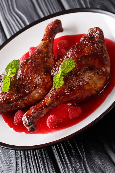 Lezzetli tatlım ördek ayaklı frambuaz sos ve nane masada bir tabakta. Festival gıda. Vertica
