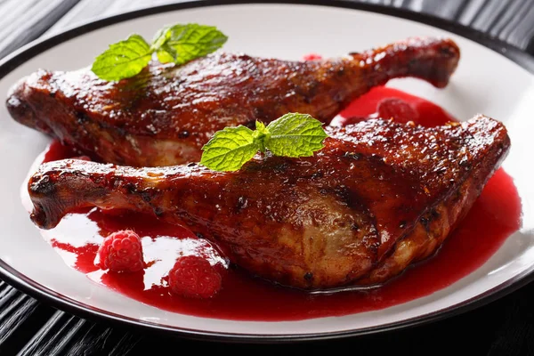 Kaki Bebek Panggang Disajikan Dengan Saus Raspberry Dan Mint Atas — Stok Foto