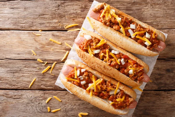 Traditionella Amerikanska Chili Varmkorv Med Cheddarost Lök Och Kryddig Sås — Stockfoto