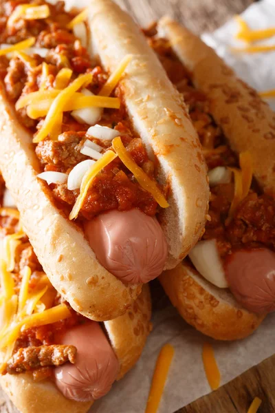 Chili Cachorro Quente Com Queijo Cheddar Molho Picante Close Mesa — Fotografia de Stock