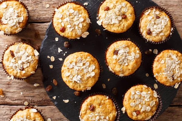 Muffins Dietéticos Copos Avena Con Pasas Miel Cerca Sobre Mesa —  Fotos de Stock