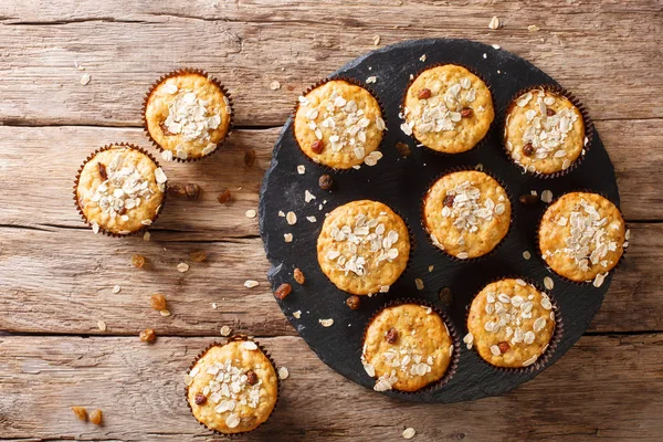 Zelfgemaakte Muffins Havermout Met Rozijnen Close Tafel Horizontale Bovenaanzicht Rustieke — Stockfoto