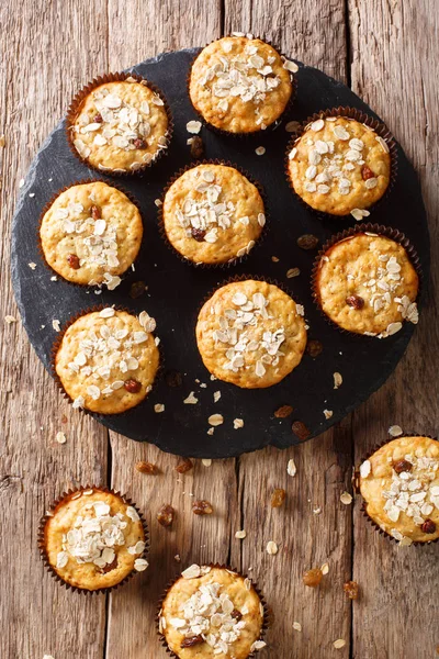 Muffins Bajos Calorías Avena Con Pasas Miel Cerca Sobre Mesa — Foto de Stock