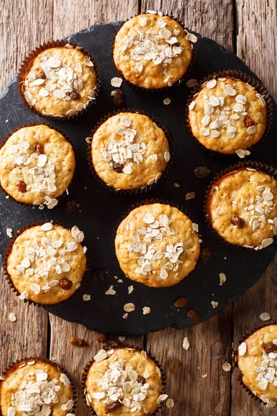 Diétás Muffin Zab Pelyhek Mazsolát Mézet Közelről Tábla Abaúji Függőleges — Stock Fotó