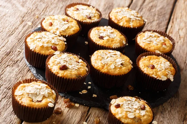 Muffins Bajos Calorías Avena Con Pasas Miel Cerca Sobre Mesa —  Fotos de Stock