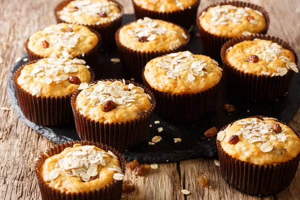 Muffins Dietéticos Copos Avena Con Pasas Miel Cerca Sobre Mesa — Foto de Stock