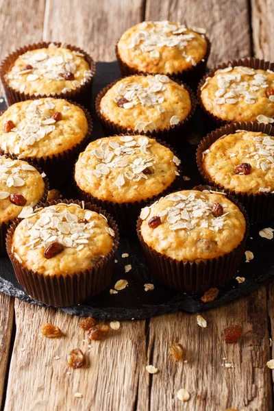 Zelfgemaakte Muffins Havermout Met Rozijnen Close Tafel Verticale Rustieke Styl — Stockfoto